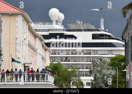 Les gens attendent l'arrivée du duc et de la duchesse de Cambridge pour rencontrer des travailleurs clés qui ont été en première ligne de la réponse à la pandémie Covid-19 aux Bahamas, au jardin du souvenir, à Nassau, Bahamas, Le septième jour de leur visite des Caraïbes au nom de la Reine pour marquer son Jubilé de platine. Date de la photo : vendredi 25 mars 2022. Banque D'Images