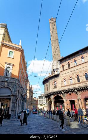 Deux tours (due Torri), Asinelli et Garisenda, symboles des tours médiévales de Bologne. Bologne, Italie, 5th mars 2022 Banque D'Images