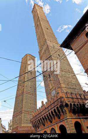 Deux tours (due Torri), Asinelli et Garisenda, symboles des tours médiévales de Bologne. Bologne, Italie, 5th mars 2022 Banque D'Images