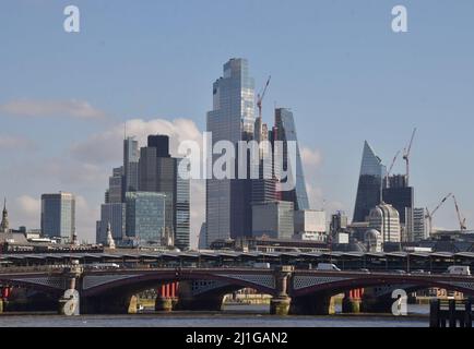 Londres, Royaume-Uni, 18th mars 2022. Vue sur la ville de Londres et le pont de chemin de fer de Blackfriars par temps clair. Banque D'Images