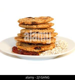 Délicieux gâteaux naturels de flocons d'avoine avec baies cuites à la maison pour les végétariens sur un fond blanc, fait à la main Banque D'Images