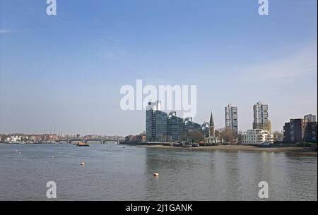 Rivière Thames à Battersea, Londres, vue depuis Chelsea Embankment. Affiche le quartier résidentiel de Montevetro, le centre, l'église St Marys et les blocs de conseil. Banque D'Images