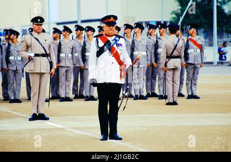 Place des casémates Gibraltar Royal Gibraltar Regiment à la cérémonie des clefs reconstitution de l'enfermer les portes de la vieille ville et de la garnison gouvernent Banque D'Images