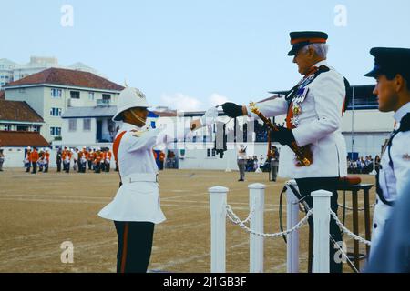 Casemates Square Gibraltar Royal Gibraltar Regiment à la cérémonie des clefs reconstitution de l'enfermer les portes de la vieille ville et de la garnison - Gove Banque D'Images