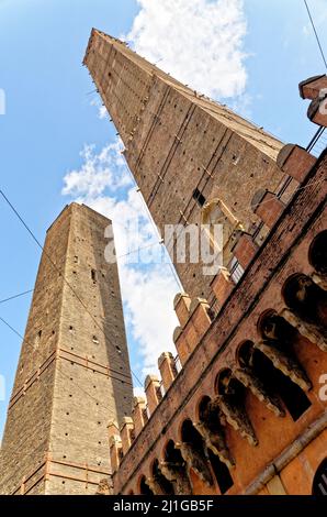 Deux tours (due Torri), Asinelli et Garisenda, symboles des tours médiévales de Bologne. Bologne, Italie, 5th mars 2022 Banque D'Images