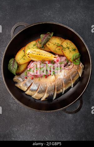 Hareng mariné avec pommes de terre et oignons cuits Banque D'Images