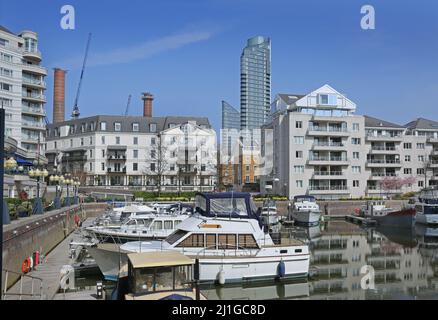 Appartements de luxe autour de la marina, Chelsea Harbour, Londres, Royaume-Uni. Montre la nouvelle tour One Waterfront Drive - penthouse appartenant à Roman Abramovich. Banque D'Images