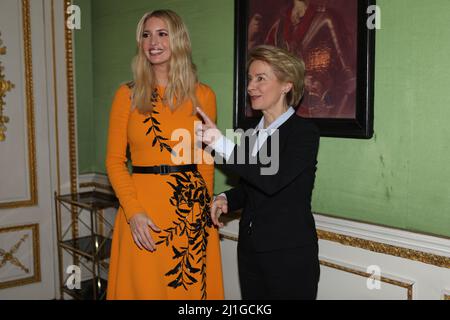 La première fille américaine Ivanka Trump, à gauche, Ivanka Trump rencontre le ministre allemand de la Défense, Ursula von der Leyen, un déjeuner de travail, le 15 février 2019 à Munich, en Allemagne. La réunion avait pour but de discuter de l'autonomisation des femmes en marge de la Conférence annuelle de Munich sur la sécurité. Banque D'Images