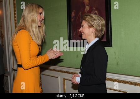 La première fille américaine Ivanka Trump, à gauche, Ivanka Trump rencontre le ministre allemand de la Défense, Ursula von der Leyen, un déjeuner de travail, le 15 février 2019 à Munich, en Allemagne. La réunion avait pour but de discuter de l'autonomisation des femmes en marge de la Conférence annuelle de Munich sur la sécurité. Banque D'Images