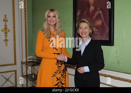 La première fille américaine Ivanka Trump, à gauche, Ivanka Trump rencontre le ministre allemand de la Défense, Ursula von der Leyen, un déjeuner de travail, le 15 février 2019 à Munich, en Allemagne. La réunion avait pour but de discuter de l'autonomisation des femmes en marge de la Conférence annuelle de Munich sur la sécurité. Banque D'Images