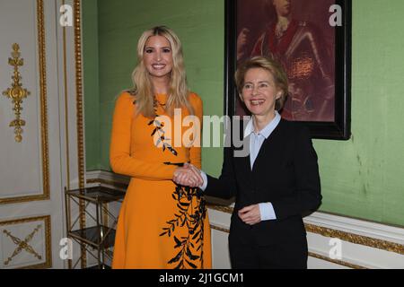 La première fille américaine Ivanka Trump, à gauche, Ivanka Trump rencontre le ministre allemand de la Défense, Ursula von der Leyen, un déjeuner de travail, le 15 février 2019 à Munich, en Allemagne. La réunion avait pour but de discuter de l'autonomisation des femmes en marge de la Conférence annuelle de Munich sur la sécurité. Banque D'Images