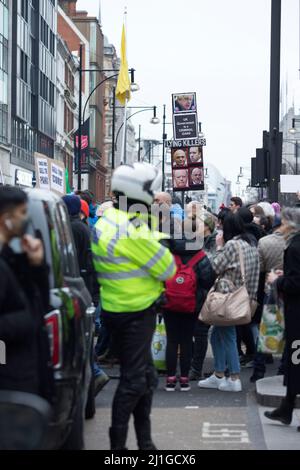 Les participants se réunissent pour un rassemblement mondial pour la liberté dans le centre de Londres. Banque D'Images