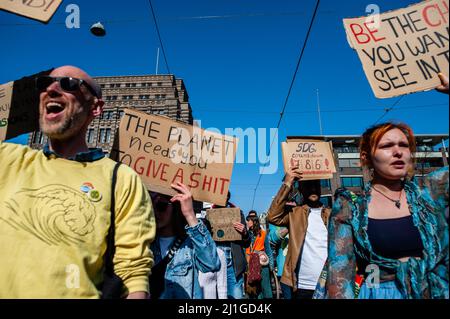 Un groupe de manifestants cria des slogans contre le changement climatique tout en tenant des pancartes pendant la manifestation. Trois ans après la première grève mondiale des écoles, les signes du succès du mouvement climatique des jeunes sont omniprésents. #FridaysForFuture est un mouvement qui a commencé en août 2018, après que Greta Thunberg, 15 ans, ait siégé devant le Parlement suédois chaque jour scolaire pendant trois semaines, pour protester contre l'absence d'action sur la crise climatique. À Amsterdam, non seulement les étudiants, mais aussi les enseignants et les activistes du climat se sont réunis dans le centre-ville pour continuer à exiger une meilleure politique climatique et pour arrêter le Banque D'Images