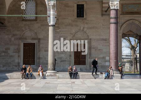 Istanbul, Turquie. 25th mars 2022. 25 mars 2022: Vues des touristes et des populations locales de la cour de la mosquée Suleymaniye après le vendredi priez situé sur la troisième colline d'Istanbul, Turquie le 25 mars 2022. La mosquée Suleymaniye est une mosquée impériale ottomane commandée par Suleiman le magnifique et conçue par l'architecte impérial Mimar Sinan. Crédit : ZUMA Press, Inc./Alay Live News Banque D'Images