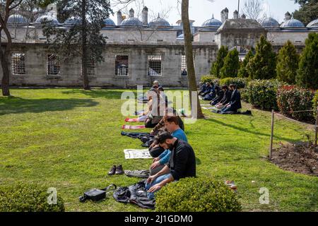 Istanbul, Turquie. 25th mars 2022. 25 mars 2022: La communauté musulmane qui exécute vendredi priez dans le jardin de la mosquée Suleymaniye située sur la troisième colline d'Istanbul, Turquie le 25 mars 2022. La mosquée Suleymaniye est une mosquée impériale ottomane commandée par Suleiman le magnifique et conçue par l'architecte impérial Mimar Sinan. Crédit : ZUMA Press, Inc./Alay Live News Banque D'Images