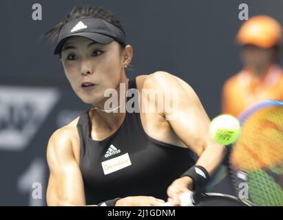 Miami Gardens, États-Unis. 25th mars 2022. Qiang Wang, de Chine, arrive à deux mains en retrait à Cari Gauff, des États-Unis, à l'Open de Miami, dans le Hard Rock Stadium de Miami Gardens, en Floride, le vendredi 25 mars 2022. Gauff défait Wang 7-5, 6-4. Photo de Gary I Rothstein/UPI crédit: UPI/Alay Live News Banque D'Images