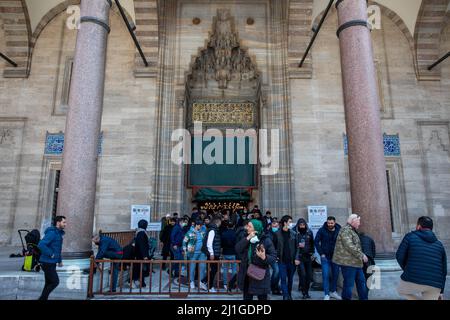 Istanbul, Turquie. 25th mars 2022. 25 mars 2022: Vues des touristes et des populations locales de la cour de la mosquée Suleymaniye après le vendredi priez situé sur la troisième colline d'Istanbul, Turquie le 25 mars 2022. La mosquée Suleymaniye est une mosquée impériale ottomane commandée par Suleiman le magnifique et conçue par l'architecte impérial Mimar Sinan. Crédit : ZUMA Press, Inc./Alay Live News Banque D'Images