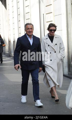 Milan, Italie. 25th mars 2022. Milan, 25-03-2022 JEAN ALESI, ancien pilote de formule 1, marié à l'actrice japonaise et modèle KUMIKO GOTO, avec qui il avait 4 enfants, a été aujourd'hui pris à pied dans les rues du centre avec une jeune fille, vêtue très élégante. Les deux après avoir pris un apéritif au 'Cova', le très célèbre bar-restaurant de la via Montenapoleone, sortir et trouver un mendiant qui demande des almes, mais ils ne lui donnent même pas une pièce. Ils décident de continuer à pied en traversant des rues peu fréquentées afin de ne pas être reconnus ou photographiés, jusqu'à ce qu'ils atteignent 'BICE', un histor Banque D'Images