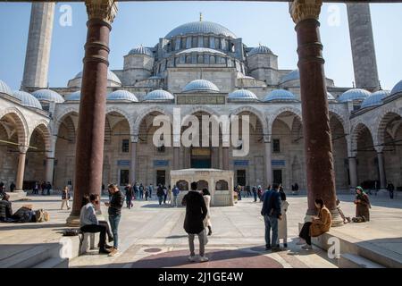 Istanbul, Turquie. 25th mars 2022. 25 mars 2022: Vues des touristes et des populations locales de la cour de la mosquée Suleymaniye après le vendredi priez situé sur la troisième colline d'Istanbul, Turquie le 25 mars 2022. La mosquée Suleymaniye est une mosquée impériale ottomane commandée par Suleiman le magnifique et conçue par l'architecte impérial Mimar Sinan. Crédit : ZUMA Press, Inc./Alay Live News Banque D'Images