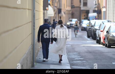 Milan, Italie. 25th mars 2022. Milan, 25-03-2022 JEAN ALESI, ancien pilote de formule 1, marié à l'actrice japonaise et modèle KUMIKO GOTO, avec qui il avait 4 enfants, a été aujourd'hui pris à pied dans les rues du centre avec une jeune fille, vêtue très élégante. Les deux après avoir pris un apéritif au 'Cova', le très célèbre bar-restaurant de la via Montenapoleone, sortir et trouver un mendiant qui demande des almes, mais ils ne lui donnent même pas une pièce. Ils décident de continuer à pied en traversant des rues peu fréquentées afin de ne pas être reconnus ou photographiés, jusqu'à ce qu'ils atteignent 'BICE', un histor Banque D'Images