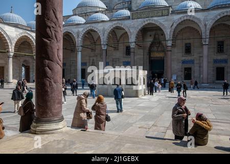Istanbul, Turquie. 25th mars 2022. 25 mars 2022: Vues des touristes et des populations locales de la cour de la mosquée Suleymaniye après le vendredi priez situé sur la troisième colline d'Istanbul, Turquie le 25 mars 2022. La mosquée Suleymaniye est une mosquée impériale ottomane commandée par Suleiman le magnifique et conçue par l'architecte impérial Mimar Sinan. Crédit : ZUMA Press, Inc./Alay Live News Banque D'Images