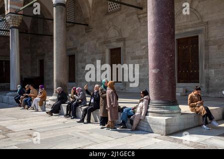 Istanbul, Turquie. 25th mars 2022. 25 mars 2022: Vues des touristes et des populations locales de la cour de la mosquée Suleymaniye après le vendredi priez situé sur la troisième colline d'Istanbul, Turquie le 25 mars 2022. La mosquée Suleymaniye est une mosquée impériale ottomane commandée par Suleiman le magnifique et conçue par l'architecte impérial Mimar Sinan. Crédit : ZUMA Press, Inc./Alay Live News Banque D'Images