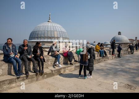 Istanbul, Turquie. 25th mars 2022. 25 mars 2022: Vues des touristes et des populations locales de la cour de la mosquée Suleymaniye après le vendredi priez situé sur la troisième colline d'Istanbul, Turquie le 25 mars 2022. La mosquée Suleymaniye est une mosquée impériale ottomane commandée par Suleiman le magnifique et conçue par l'architecte impérial Mimar Sinan. Crédit : ZUMA Press, Inc./Alay Live News Banque D'Images
