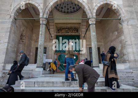 Istanbul, Turquie. 25th mars 2022. 25 mars 2022: Vues des touristes et des populations locales de la cour de la mosquée Suleymaniye après le vendredi priez situé sur la troisième colline d'Istanbul, Turquie le 25 mars 2022. La mosquée Suleymaniye est une mosquée impériale ottomane commandée par Suleiman le magnifique et conçue par l'architecte impérial Mimar Sinan. Crédit : ZUMA Press, Inc./Alay Live News Banque D'Images