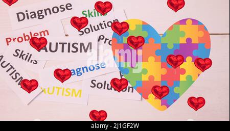 Image des coeurs sur le coeur fait de puzzle et de textes autistes Banque D'Images