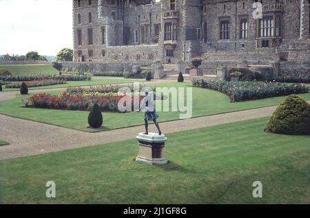 1960s, jardin historique et formel au château de Windsor, une résidence royale historique à Windsor Berkshire, Angleterre, Royaume-Uni. Connu sous le nom de East Terrace Garden, il a été créé par l'origine pour le roi George IV, qui quand il est arrivé au trône en 1820 et comme il n'y avait pas de jardin privé, on a été créé à partir d'anciens terrains de bowling verts. Un nombre limité de visiteurs sont admis dans les jardins du palais certains jours pendant les mois d'été. Banque D'Images