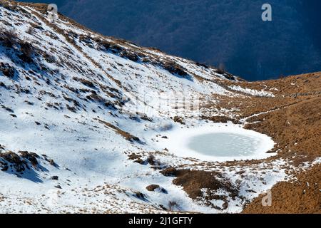 paysage de montagne enneigé avec petit lac gelé Banque D'Images