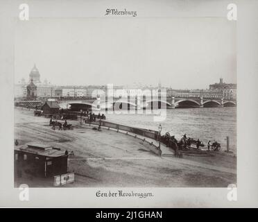 Photo du 19th siècle du pont d'Annonciation sur la Neva à Saint-Pétersbourg, avec la cathédrale Saint-Isaac en arrière-plan. Empire russe. 1898 Banque D'Images