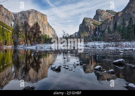 El Capitan, les chutes de Bridaveil et Cathedral Spires se reflètent sur la rivière Merced à Valley View en hiver, dans le parc national de Yosemite Banque D'Images