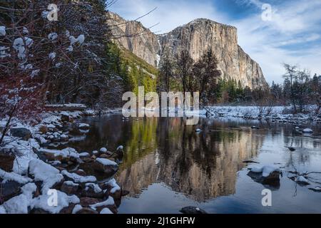 La célèbre montagne d'El Capitan se reflète sur la Merced River en hiver, dans le parc national de Yosemite Banque D'Images