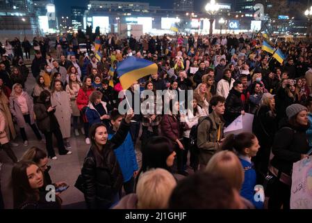 Varsovie, Pologne. 25th mars 2022. Les gens branle les drapeaux ukrainiens lors d'un rassemblement de solidarité pour l'Ukraine le 25 mars 2022 à Varsovie, en Pologne. Des milliers de citoyens ukrainiens et leurs partisans se sont rassemblés à Varsovie après que le président ukrainien Volodymyr Zelenskiy ait utilisé son dernier discours vidéo pour exhorter les gens du monde entier à se réunir dans leurs villes pour montrer leur soutien à l’Ukraine. Crédit : ZUMA Press, Inc Banque D'Images