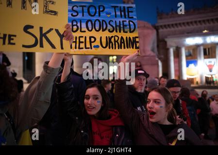 Varsovie, Pologne. 25th mars 2022. Les femmes tiennent un signe alors qu'elles crient des slogans lors d'un rassemblement de solidarité pour l'Ukraine le 25 mars 2022 à Varsovie, en Pologne. Des milliers de citoyens ukrainiens et leurs partisans se sont rassemblés à Varsovie après que le président ukrainien Volodymyr Zelenskiy ait utilisé son dernier discours vidéo pour exhorter les gens du monde entier à se réunir dans leurs villes pour montrer leur soutien à l’Ukraine. Crédit : ZUMA Press, Inc Banque D'Images