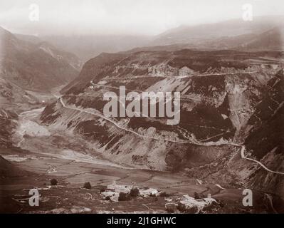 Photo du 19th siècle de la route militaire géorgienne. Vue générale de la Mletsky Rise. Caucase, Empire russe. Par Dimitri Ivanovitch Ermakov, c. 1890 - c. Banque D'Images