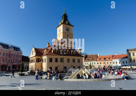 Vue générale de la place du Conseil dans le centre historique de Brasov, Roumanie. La Maison du Conseil domine le centre de l'image - photo: Geopix Banque D'Images