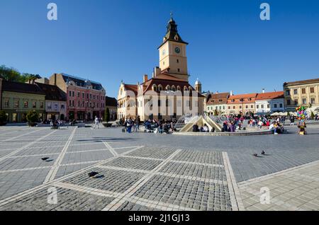 Vue générale de la place du Conseil dans le centre historique de Brasov, Roumanie. La Maison du Conseil domine le centre de l'image - photo: Geopix Banque D'Images