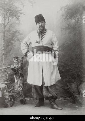 Photo vintage d'un cosaque Kuban avec pipe fumeur en robe traditionnelle. Région de Сaucasus. Empire russe. 1890-1900 Banque D'Images