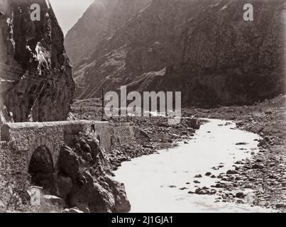 Photo du 19th siècle de la route militaire géorgienne. Darial gorge au Devil's Bridge. Région du Caucase. Empire russe. 1890-1900 Banque D'Images