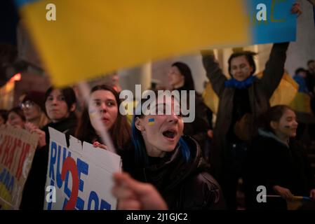 Varsovie, Pologne. 25th mars 2022. Les femmes crient des slogans lors d'un rassemblement de solidarité pour l'Ukraine le 25 mars 2022 à Varsovie, en Pologne. Des milliers de citoyens ukrainiens et leurs partisans se sont rassemblés à Varsovie après que le président ukrainien Volodymyr Zelenskiy ait utilisé son dernier discours vidéo pour exhorter les gens du monde entier à se réunir dans leurs villes pour montrer leur soutien à l’Ukraine. Crédit : ZUMA Press, Inc Banque D'Images