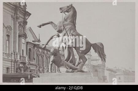 Photo d'époque datant de 19th ans de la statue d'un tamer de cheval sur le pont d'Anichkov à Saint-Pétersbourg, anonyme, 1878-1890 Banque D'Images