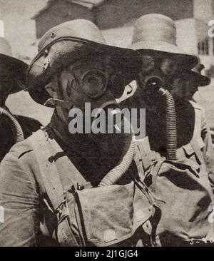 Période de la Seconde Guerre mondiale. La Hollande au combat. 1942 Un nouveau modèle de masques à gaz est utilisé par l'armée néerlandaise des Indes orientales. Banque D'Images