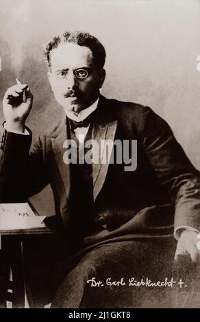 Photo d'époque du Dr Carl Liebknecht avec une cigarette. 1910 Karl Paul August Friedrich Liebknecht (1871-1919) est un politicien socialiste allemand et Th Banque D'Images