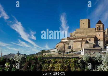 Vue sur la tour du château d'Alcaudete (Jaén, Espagne) derrière l'église de Santa María la Mayor Banque D'Images