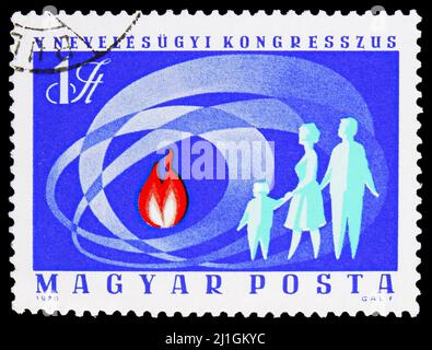 MOSCOU, RUSSIE - 10 MARS 2022 : timbre-poste imprimé en Hongrie consacré au Congrès de l'éducation 5th, Budapest, vers 1970 Banque D'Images