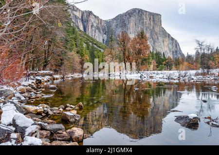 La célèbre montagne d'El Capitan se reflète sur la Merced River à Valley View en hiver, dans le parc national de Yosemite Banque D'Images