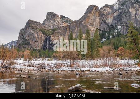 Vue sur les chutes de Bridaveil et la cathédrale de Spires depuis la rivière Merced en hiver, parc national de Yosemite Banque D'Images