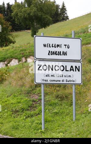 Texte Zoncolan sur le panneau indiquant la grande montagne dans le nord de l'Italie une destination préférée pour de nombreux cyclistes Banque D'Images